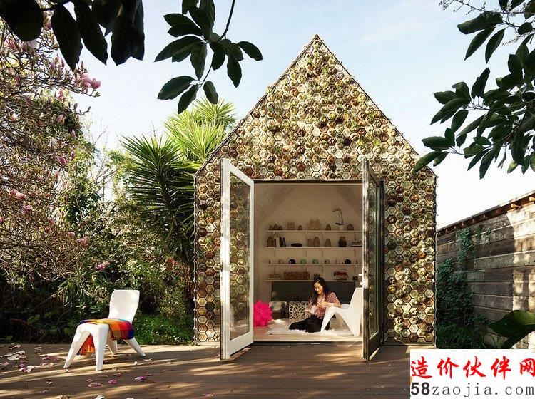 λW(xu)ڻՏU3Dӡ4500KɴuԼҺԺġݡ, The cabin is integrated into the landscape thanks to the hundreds of succulents and air plants that comprise the facade and are held by the 3D-printed hexagonal planter tiles. 3D-printed chairs and tables, also designed by Emerging Objects, serve as both indoor and outdoor furniture. DƬ  Matthew Millman