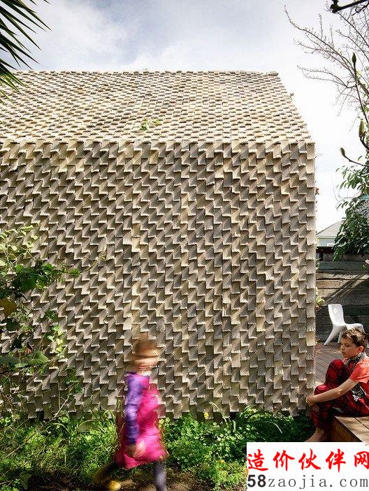 Over 4,500 3D-printed ceramic tiles clad the majority of the building. The calibrated inconsistencies and material behavior make each tile unique. Ever changing shadows transform the cabins surface throughout the day as each seed stitch tile is gently curved to receive the sun and cast shadows. DƬ  Matthew Millman